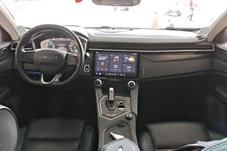 Used Lynk & Co 05 2020 2.0TD Two-Wheel Drive Shine Halo Center Console