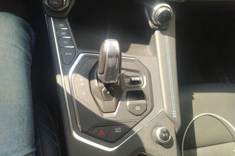 Used Lynk & Co 05 2020 2.0TD Two-Wheel Drive Shine Halo Gear Lever