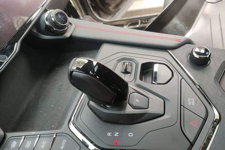 Used Lynk & Co 05 2020 2.0TD Four-Wheel Drive HypeHalo Gear Lever