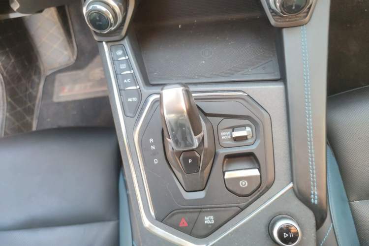Used Lynk & Co 05 2020 2.0TD Two-Wheel Drive Shine Halo Gear Lever