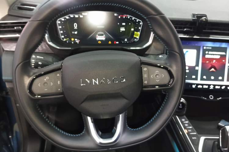Used Lynk & Co 05 2020 2.0TD Two-Wheel Drive Shine Halo Steering Wheel