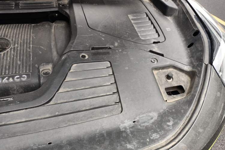 Used Lynk & Co 05 2020 2.0TD Two-Wheel Drive Shine Halo Engine Bay Left