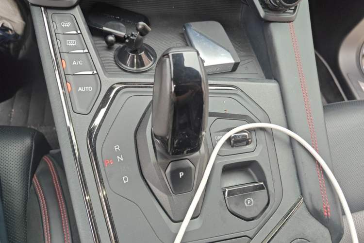 Used Lynk & Co 05 2020 2.0TD Four-Wheel Drive HypeHalo Gear Lever