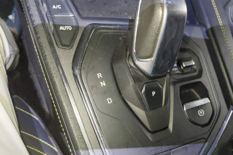 Used Lynk & Co 05 2020 2.0TD Two-Wheel Drive Shine Halo Gear Lever
