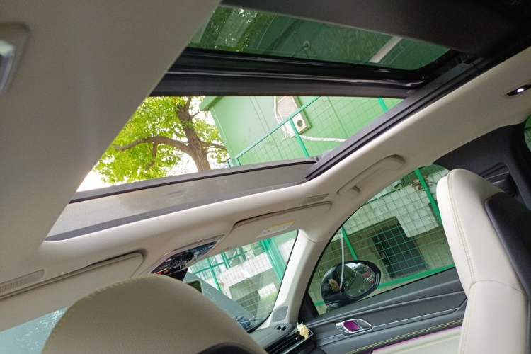 Used Lynk & Co 05 2020 2.0TD Two-Wheel Drive Shine Halo Headliner