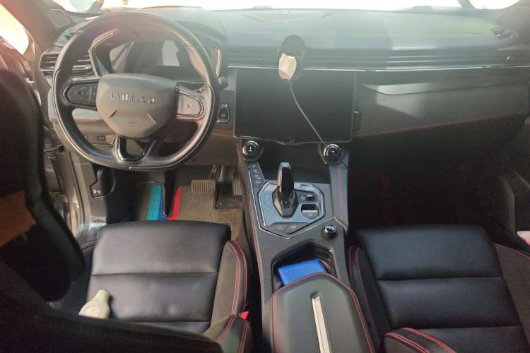 Used Lynk & Co 05 2020 2.0TD Four-Wheel Drive HypeHalo Center Console