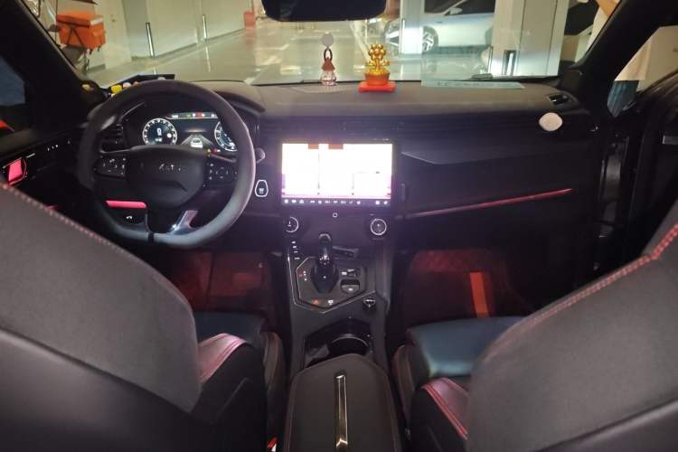Used Lynk & Co 05 2020 2.0TD Four-Wheel Drive HypeHalo Center Console