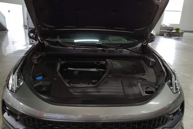 Used Lynk & Co 05 2020 2.0TD Four-Wheel Drive HypeHalo Engine Bay