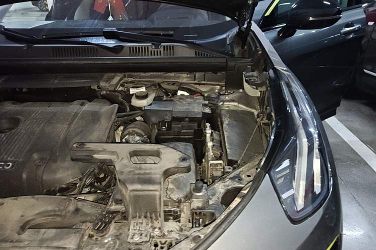 Used Lynk & Co 05 2020 2.0TD Two-Wheel Drive Shine Halo Engine Bay Left