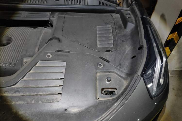 Used Lynk & Co 05 2020 2.0TD Two-Wheel Drive Shine Halo Engine Bay Left