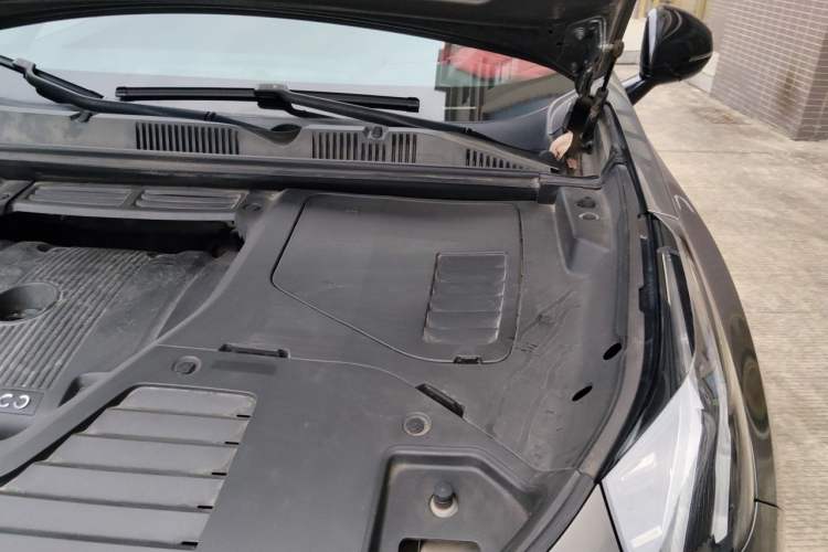 Used Lynk & Co 05 2020 2.0TD Four-Wheel Drive HypeHalo Engine Bay Left
