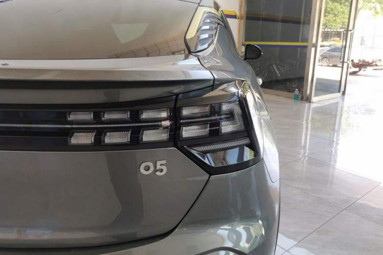 Used Lynk & Co 05 2020 2.0TD Two-Wheel Drive Shine Halo Exterior 3