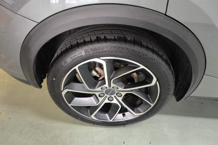 Used Lynk & Co 05 2020 2.0TD Two-Wheel Drive Shine Halo Exterior 3