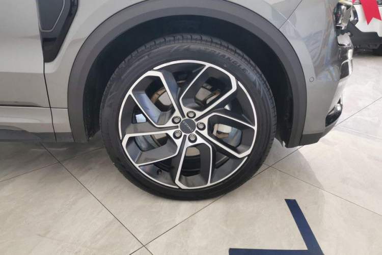 Used Lynk & Co 05 2020 2.0TD Two-Wheel Drive Shine Halo Exterior 4