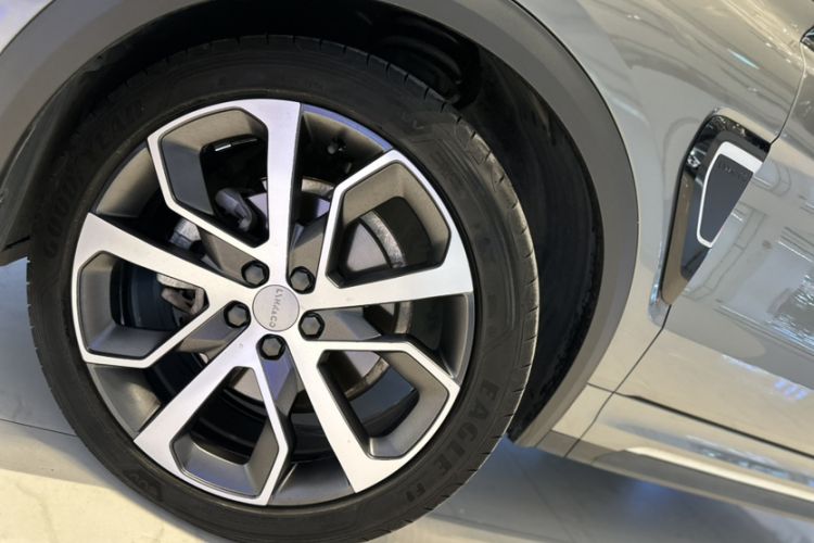 Used Lynk & Co 05 2020 2.0TD Four-Wheel Drive HypeHalo Exterior 4