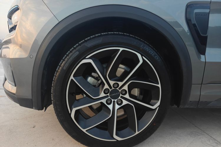 Used Lynk & Co 05 2020 2.0TD Two-Wheel Drive Shine Halo Exterior 9
