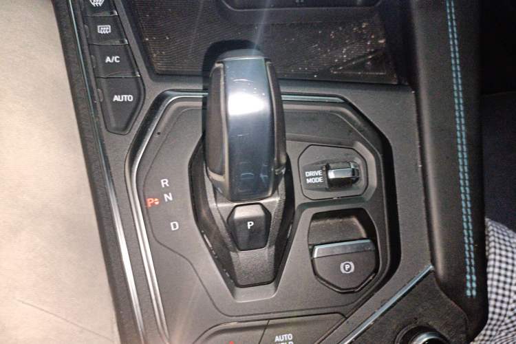 Used Lynk & Co 05 2020 2.0TD Two-Wheel Drive Shine Halo Gear Lever