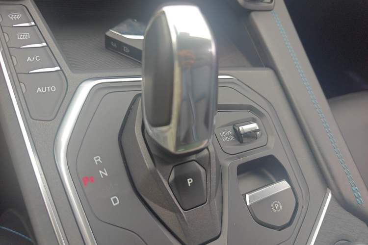 Used Lynk & Co 05 2020 2.0TD Two-Wheel Drive Shine Halo Gear Lever