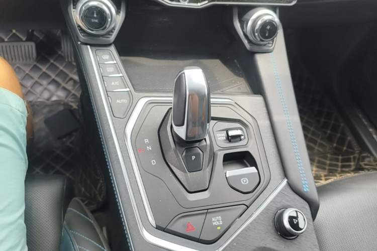 Used Lynk & Co 05 2020 2.0TD Two-Wheel Drive Shine Halo Gear Lever