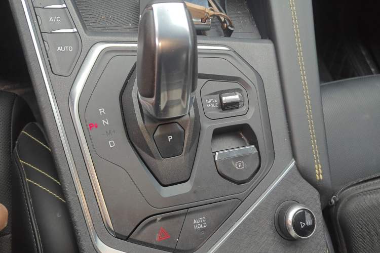 Used Lynk & Co 05 2020 2.0TD Two-Wheel Drive Shine Halo Gear Lever