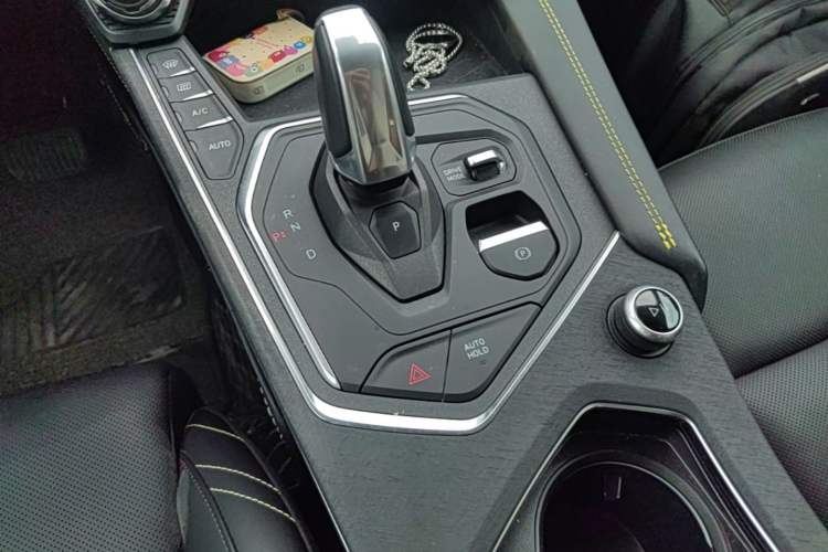 Used Lynk & Co 05 2020 2.0TD Two-Wheel Drive Shine Halo Gear Lever