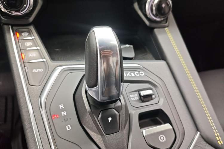 Used Lynk & Co 05 2020 2.0TD Two-Wheel Drive Shine Halo Gear Lever