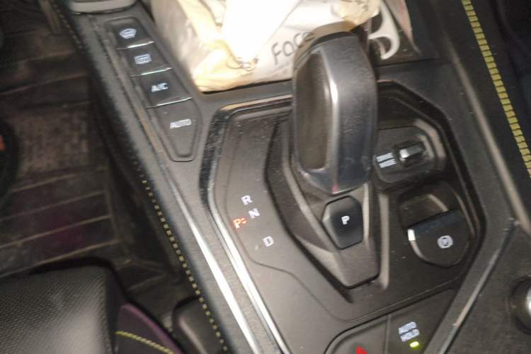 Used Lynk & Co 05 2020 2.0TD Two-Wheel Drive Shine Halo Gear Lever