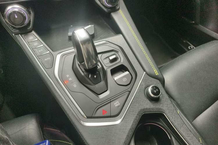 Used Lynk & Co 05 2020 2.0TD Two-Wheel Drive Shine Halo Gear Lever