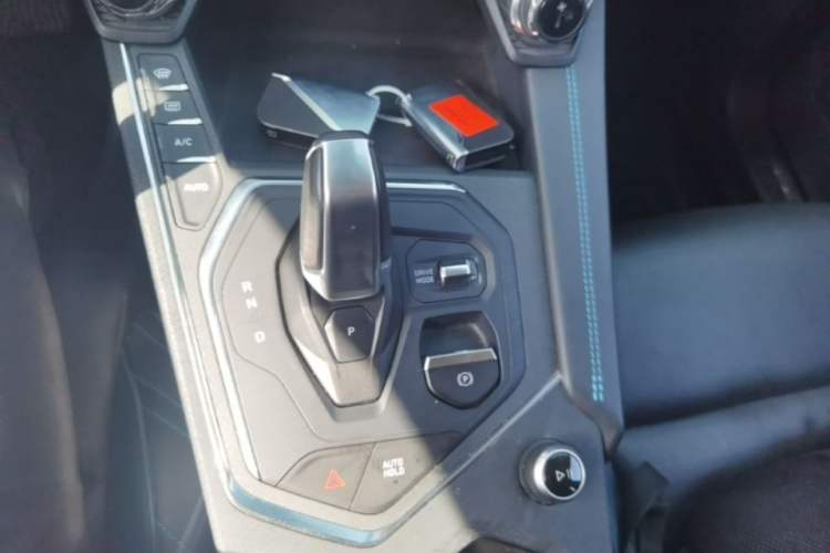 Used Lynk & Co 05 2020 2.0TD Two-Wheel Drive Shine Halo Gear Lever