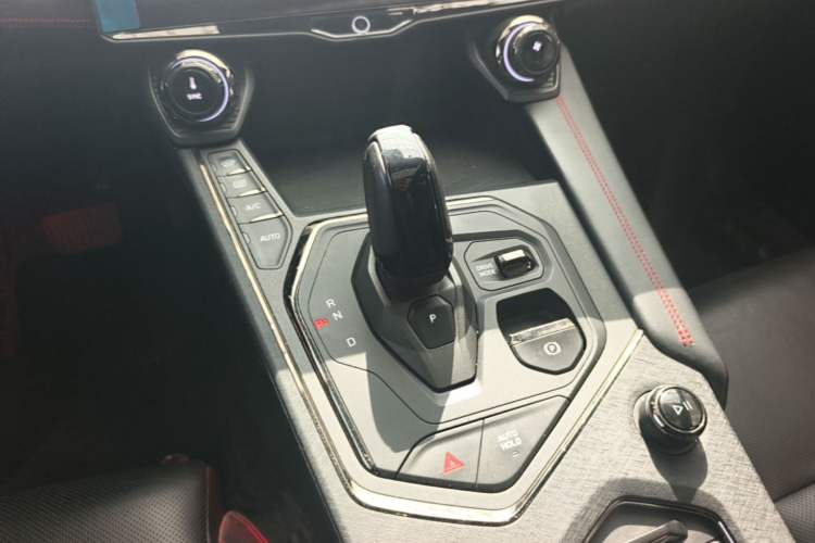 Used Lynk & Co 05 2020 2.0TD Four-Wheel Drive HypeHalo Gear Lever