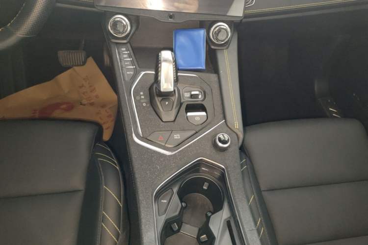 Used Lynk & Co 05 2020 2.0TD Two-Wheel Drive Shine Halo Gear Lever