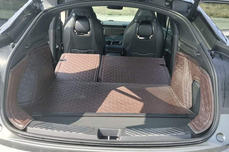 Used Lynk & Co 05 2020 2.0TD Four-Wheel Drive HypeHalo Interior 12