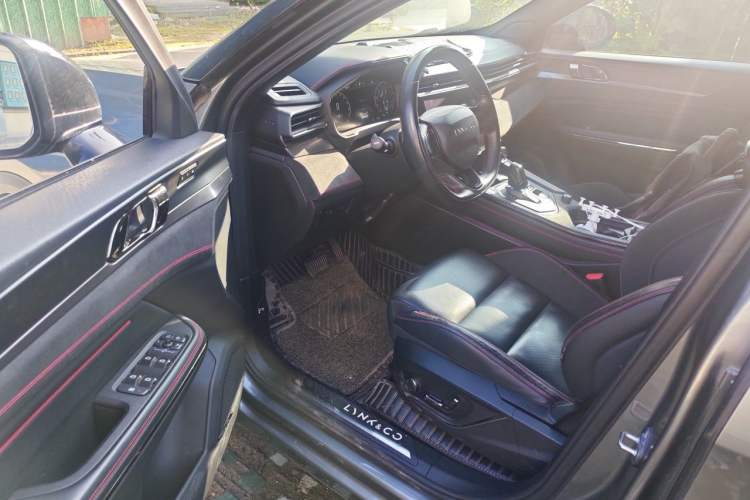Used Lynk & Co 05 2020 2.0TD Four-Wheel Drive HypeHalo Interior 3