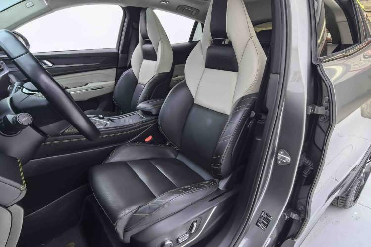 Used Lynk & Co 05 2020 2.0TD Two-Wheel Drive Shine Halo Interior 5