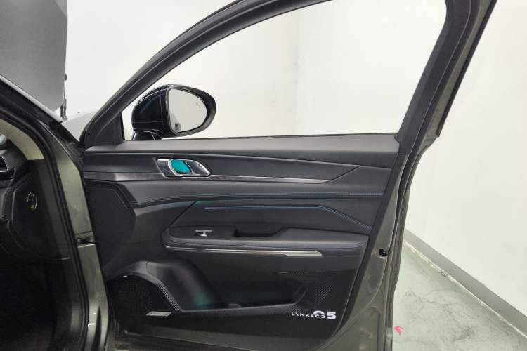 Used Lynk & Co 05 2020 2.0TD Two-Wheel Drive Shine Halo Interior 5