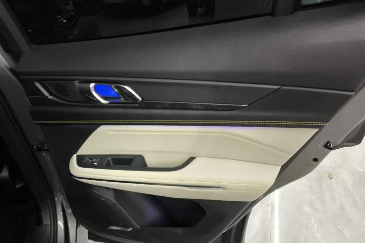 Used Lynk & Co 05 2020 2.0TD Two-Wheel Drive Shine Halo Interior 6