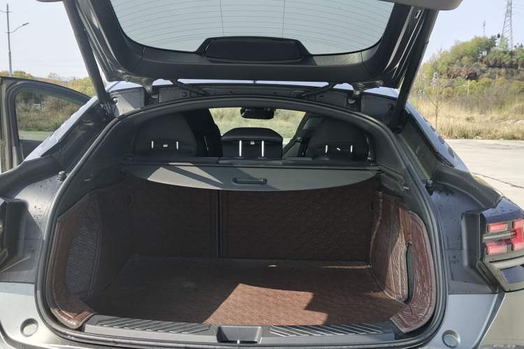 Used Lynk & Co 05 2020 2.0TD Four-Wheel Drive HypeHalo Interior 9