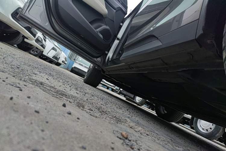 Used Lynk & Co 05 2020 2.0TD Two-Wheel Drive Shine Halo Left Side Sill