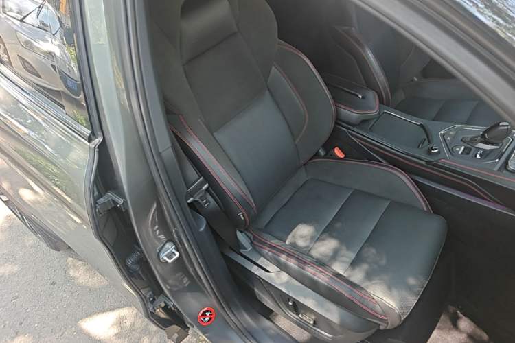Used Lynk & Co 05 2020 2.0TD Four-Wheel Drive HypeHalo Right Front Seat