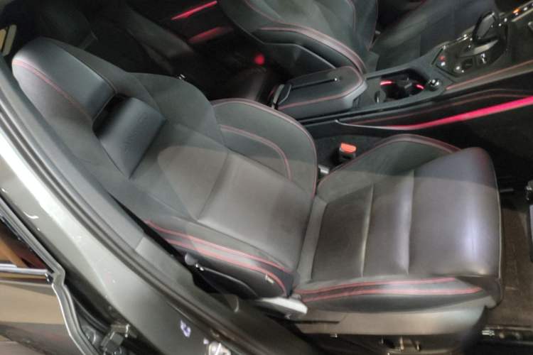 Used Lynk & Co 05 2020 2.0TD Four-Wheel Drive HypeHalo Right Front Seat