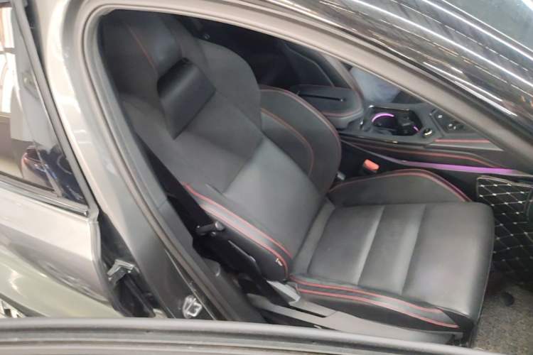 Used Lynk & Co 05 2020 2.0TD Four-Wheel Drive HypeHalo Right Front Seat