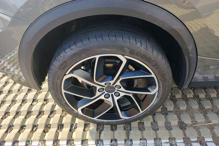 Used Lynk & Co 05 2020 2.0TD Two-Wheel Drive Shine Halo Right Rear Wheel Hub