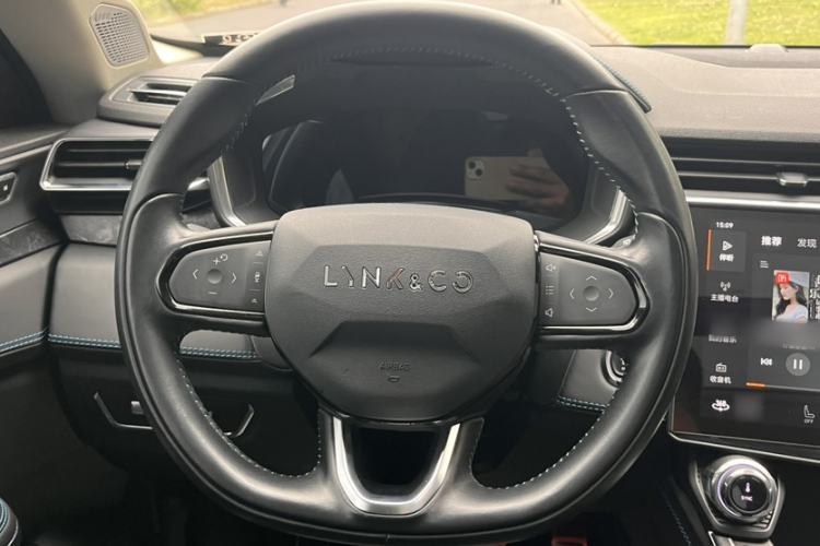 Used Lynk & Co 05 2020 2.0TD Two-Wheel Drive Shine Halo Steering Wheel