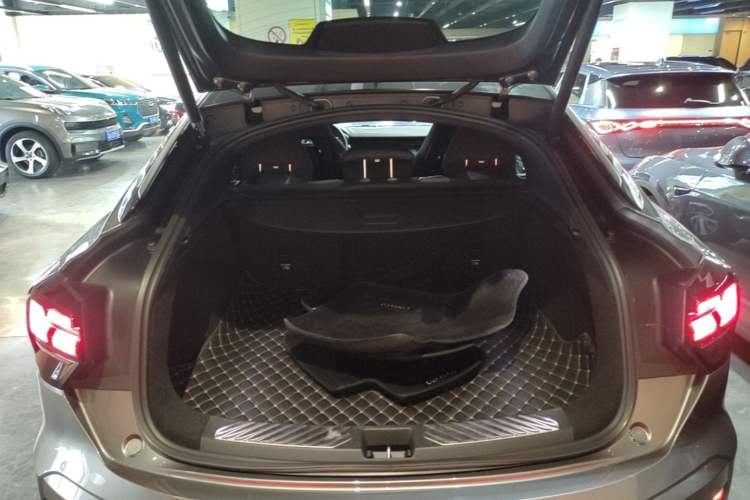 Used Lynk & Co 05 2020 2.0TD Four-Wheel Drive HypeHalo Trunk