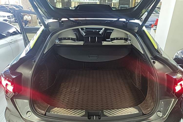 Used Lynk & Co 05 2020 2.0TD Two-Wheel Drive Shine Halo Trunk