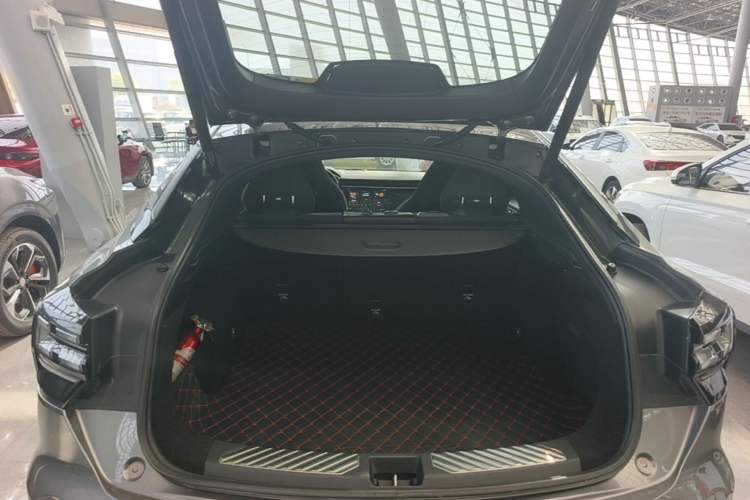 Used Lynk & Co 05 2020 2.0TD Four-Wheel Drive HypeHalo Trunk