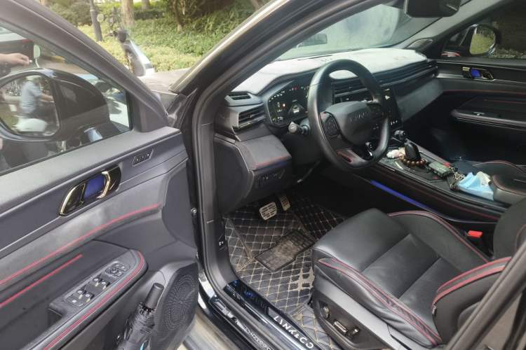 Used Lynk & Co 05 2020 2.0TD Four-Wheel Drive HypeHalo Driver Seat