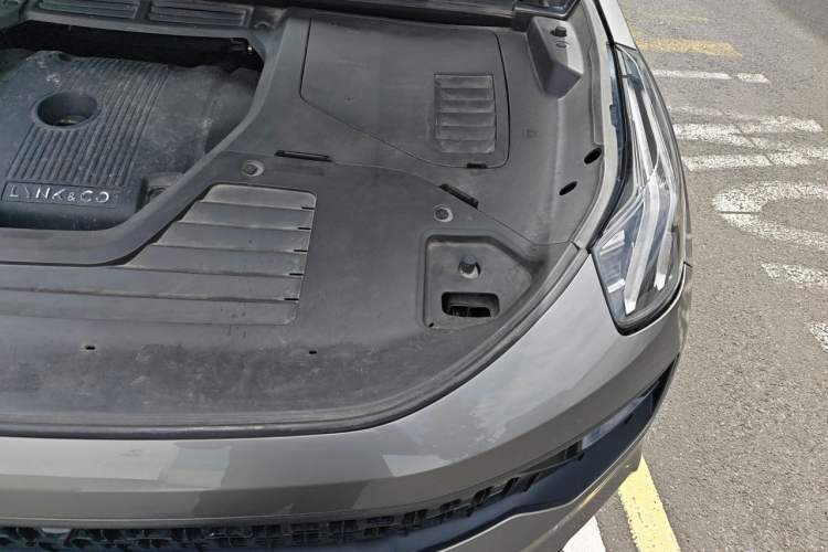Used Lynk & Co 05 2020 2.0TD Four-Wheel Drive HypeHalo Engine Bay Left
