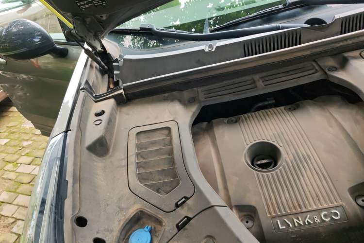 Used Lynk & Co 05 2020 2.0TD Two-Wheel Drive Shine Halo Engine Bay Right