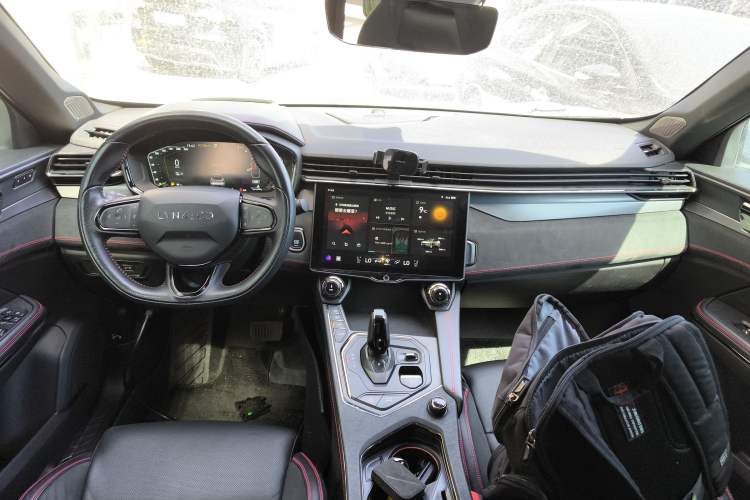 Used Lynk & Co 05 2020 2.0TD Four-Wheel Drive HypeHalo Center Console